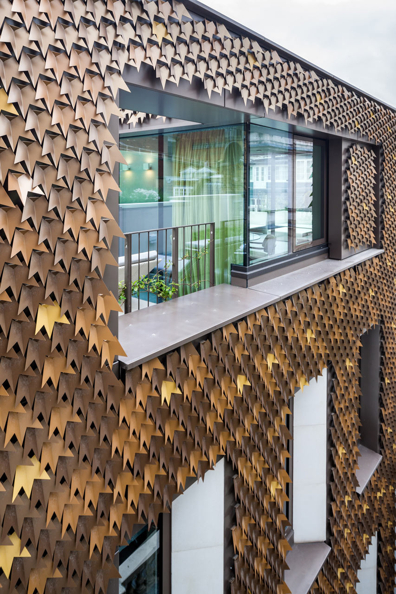 Illustration for article titled Aluminum Leaves Give This London House a Groovy Geometric Facade